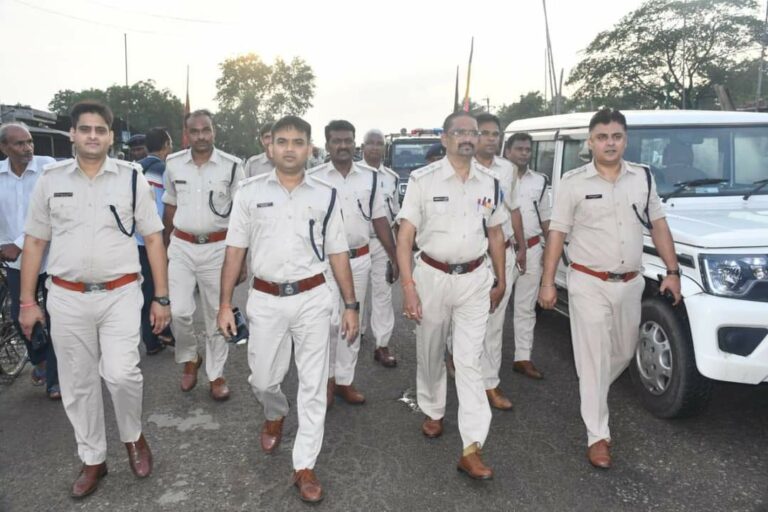 मुहर्रम पर्व 2024 के शांति पूर्ण मानने को लेकर बोकारो पुलिस का फ्लैग मार्च।