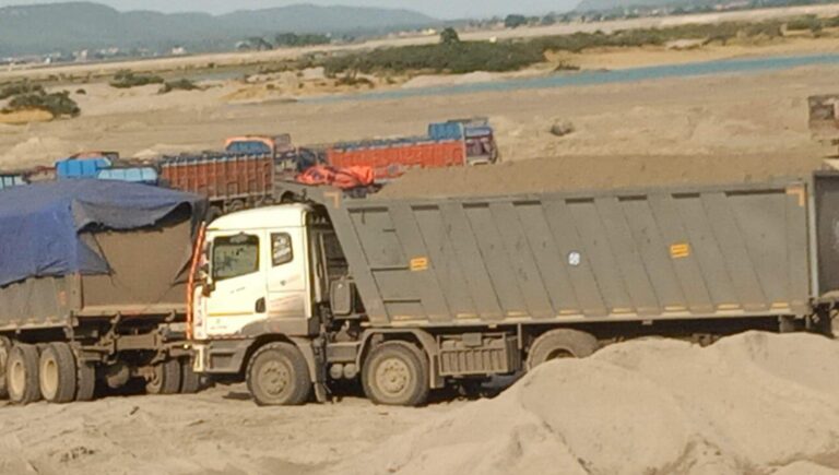 ऐश पॉन्ड के ओवर लोडींग ढुलाई मे क्यों मेहरबान विभाग, उठने लगे हैं सवाल।
