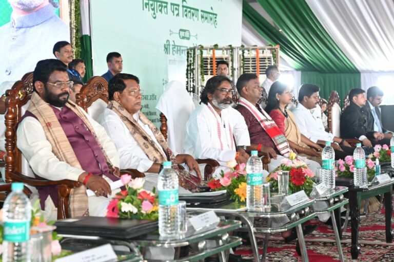 राज्य के लोकप्रिय माननीय मुख्यमंत्री हेमंत सोरेन के साथ माननीय मंत्री सत्यानन्द भोगता आज नियुक्ति पत्र वितरण समारोह कार्यक्रम में पहुंचे धुर्वा रांची।