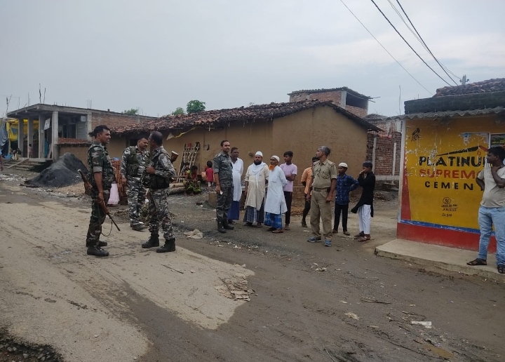 नौडीहा बाजार थाना प्रभारी के द्वारा मुहर्रम के लेकर फ्लैग मार्च निकालकर,प्रेम मोहब्बत भाईचारा के साथ मुहर्रम मनाने की अपील की।