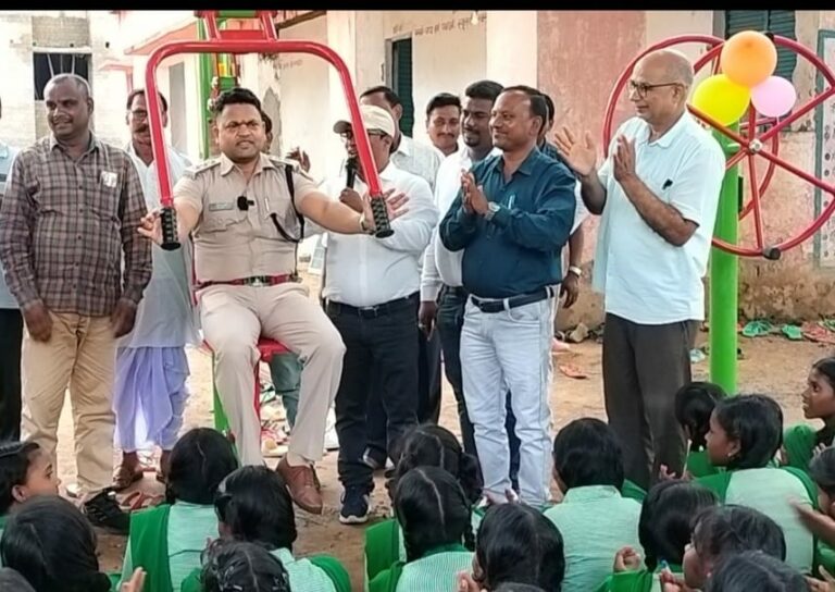 पूर्व डीएसपी सिमरिया द्वारा लेपो विद्यालय में ओपन जिम का किया गया उद्घाटन।