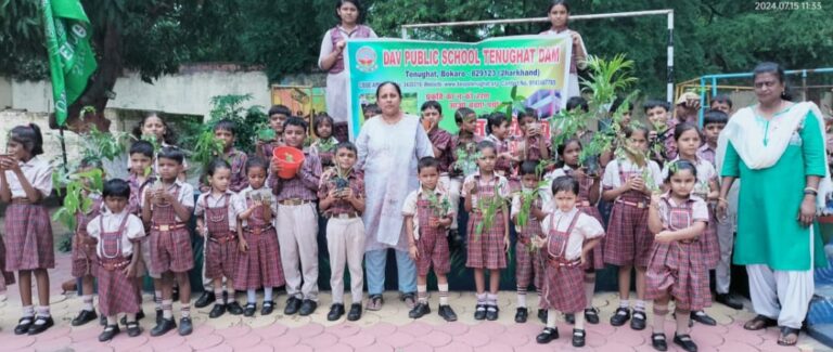 डी ए वी पब्लिक स्कूल तेनुघाट में वृक्षारोपण किया गया।