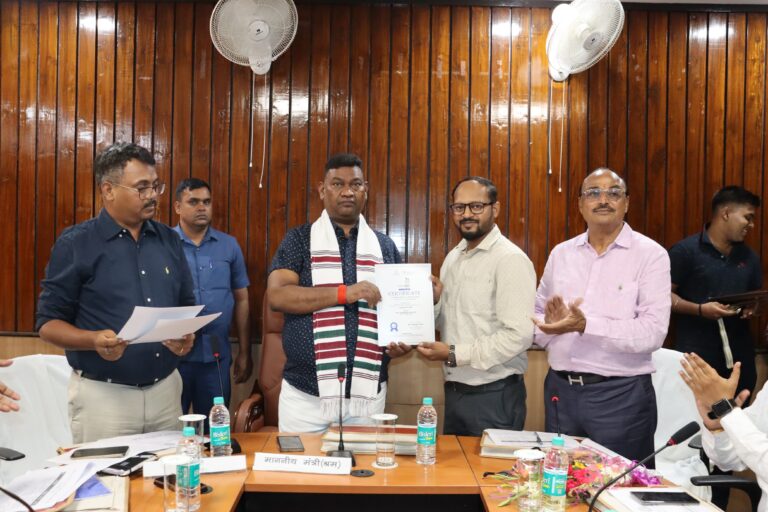 झारखंड मंत्रालय स्थित सभागार में उनकी अध्यक्षता में श्रम विभाग की ओर से आयोजित असंगठित कर्मगार सामाजिक सुरक्षा बोर्ड की बैठक की।