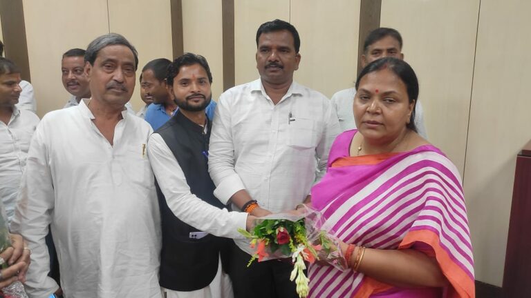 दिपिका पांडेय सिंह एवं ग्रामीण विकास मंत्री इरफान अंसारी को झारखंड सरकार में मंत्री बनाए जाने पर शिष्टाचार मुलाकात कर बधाई दी।