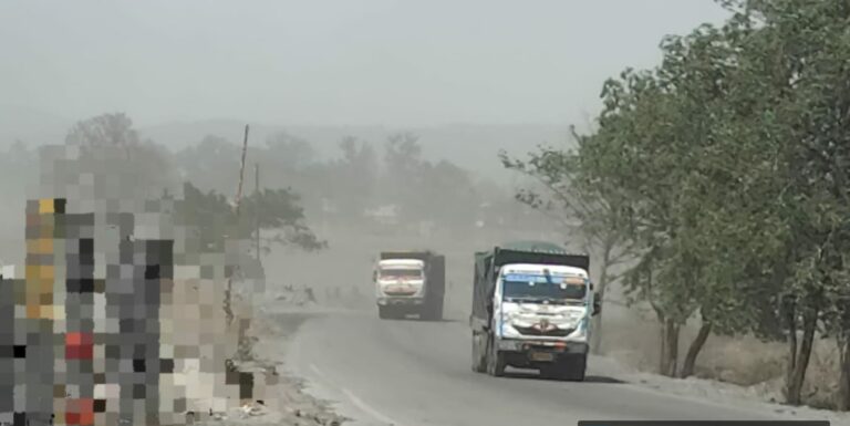सीसीएल और एनटीपीसी के अधीनस्थ कोल परीवहन कंपनियों ने छीन ली है टंडवा और आसपास के क्षेत्र की हरियाली, अब उड़ते हैं कोल डस्ट।