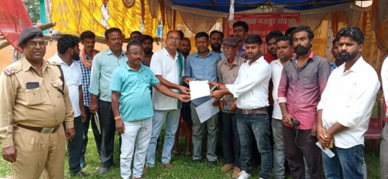 विस्थापितों को रोजगार की मांग को लेकर जनता मज़दूर संघ का स्वांग पीओ ऑफिस के समीप धरना। 