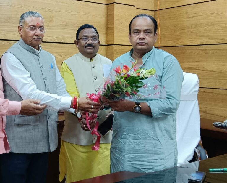 सांसद ने ग्रामीण विकास मंत्री से शिष्टाचार मुलाकात किया।