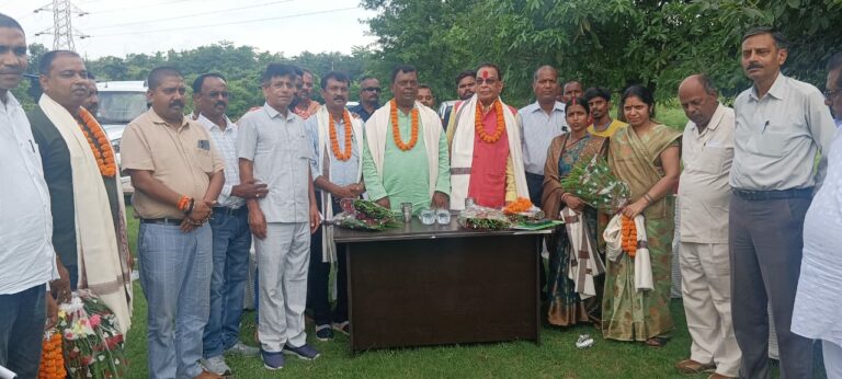 तेनुघाट महाविद्यालय में सांसद एवं पूर्व विधायक की उपस्थिति में शासी निकाय के जीवी सदस्यों की बैठक की गई।