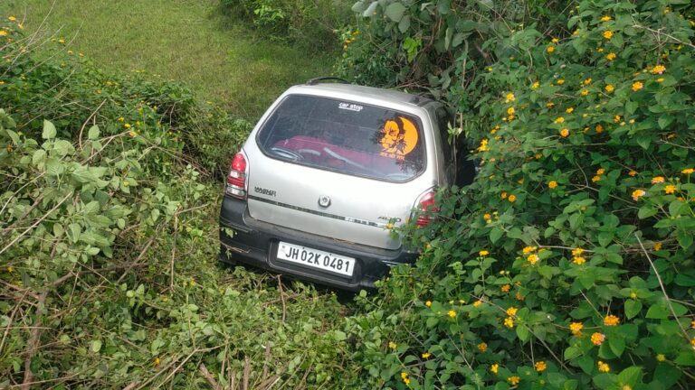 कथारा गोमिया मुख्य मार्ग में कार और बाइक मे टक्कर,छ:घायल