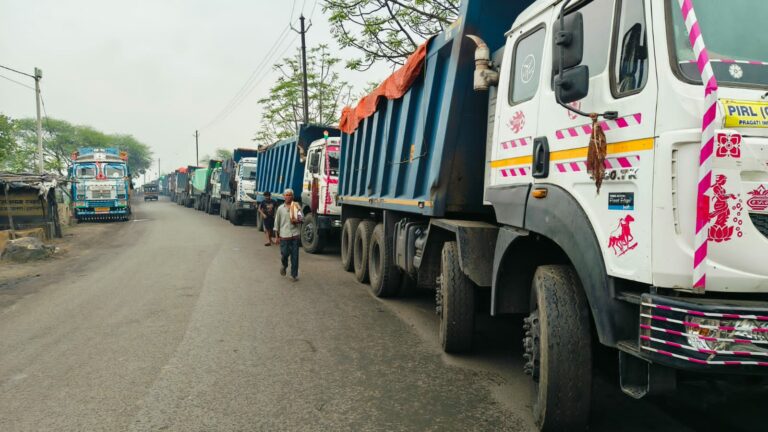 केराडरी चट्टी बरियातू से ट्रांसपोर्टिंग कर रहे प्रगति और नकास टंडवा में लिख रहा है पटकथा।