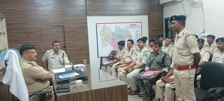 बोकारो एसपी ने अनुमंडल कार्यालय मे सभी थाना प्रभारी, पुलिस निरीक्षक के साथ एक समीक्षा बैठक किया ।