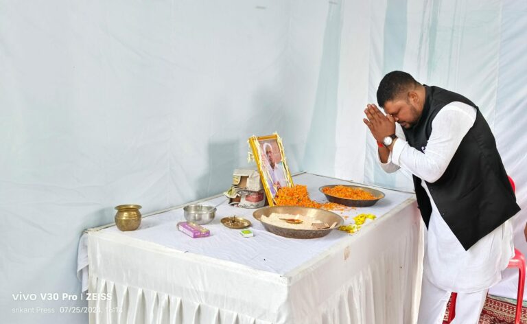 सिमरिया विधानसभा के पूर्व प्रत्याशी दिनेश्वर भुइयां गुरुवार को भाजपा मंडल उपाध्यक्ष वासुदेव दांगी के पिताजी के ब्रह्मभोज कार्यक्रम में शामिल।