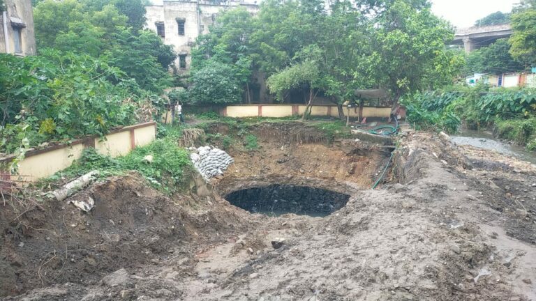 सिवरेज ट्रीटमेंट प्लांट (एसटीपी) के निर्माण कार्य खुदाई में निकला कोयला। 