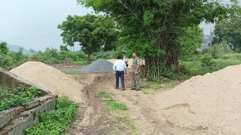 बोकारो थर्मल थाना अंतर्गत अवैध बालू भंडारण पर खनन विभाग की छापेमारी।