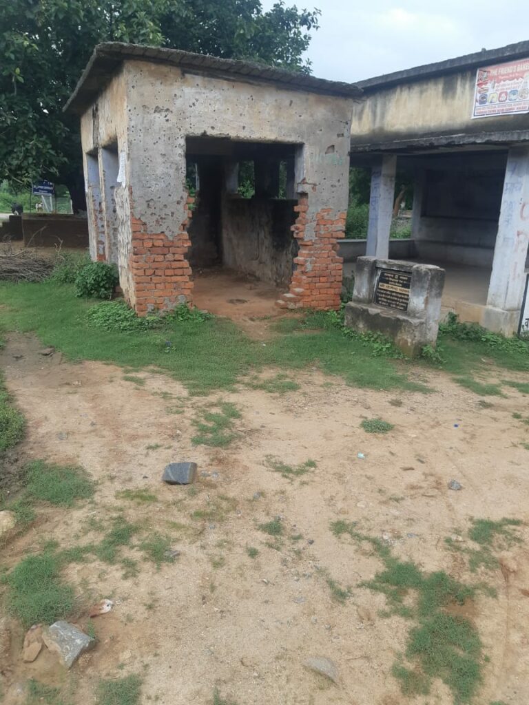 तेनुघाट 2 नंबर स्थित बस स्टैंड काफी जर्जर अवस्था मे।