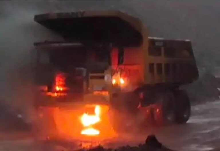 आउटसोर्सिंग कंपनी में हादसे के बादः विधायक पूर्णिमा नीरज सिंह के प्रयास से मिला परिवार को मुआवजा।