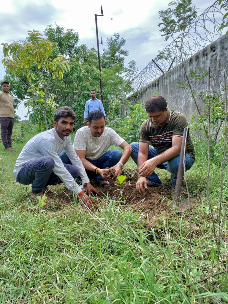 नौडीहा बाजार थाना परिसर में थाना प्रभारी अमित कुमार द्विवेदी के द्वारा किया गया पौधारोपण।