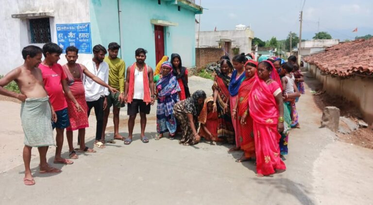 सड़क निर्माण में ठेकेदार के द्वारा की जा रही मनमानी, 6 इंच मोटी ढलाई के स्थान पर डेढ़ से दो इंच की जा रही ढलाई 