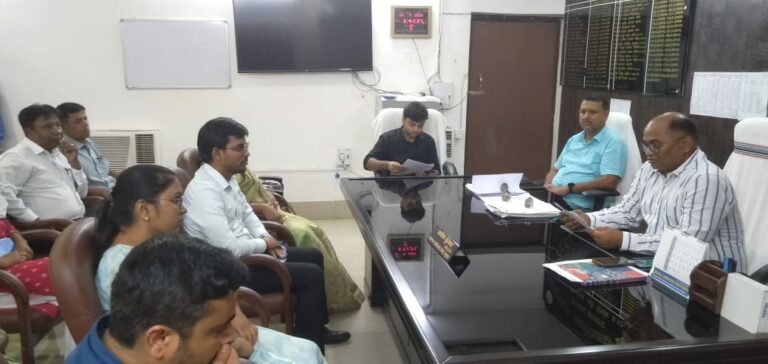 अनुमंडल कार्यालय तेनुघाट में आगामी 15 अगस्त को लेकर एक बैठक आउट की गई ।