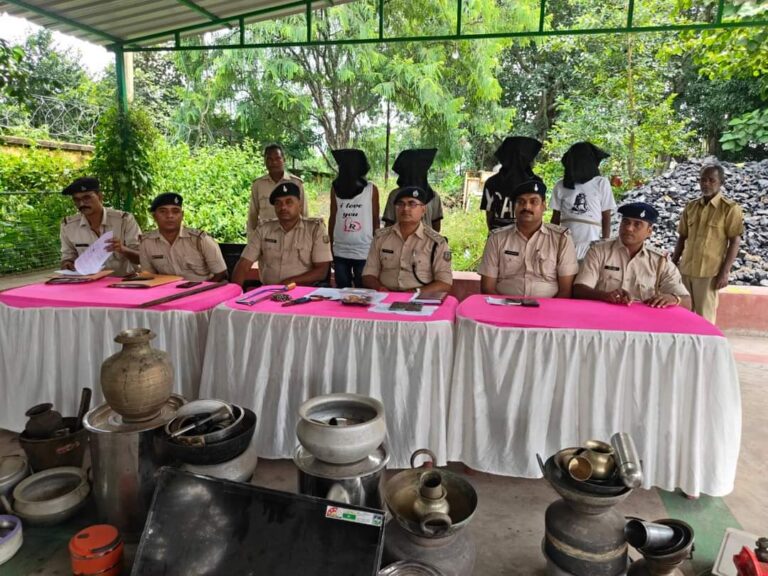 गांव के घरों से हुई चोरी के मामले में बोकारो पुलिस के द्वारा त्वरित कार्रवाई करते हुए चार अभियुक्तों को चोरी किए गए सामानों के साथ गिरफ्तार किया गया।
