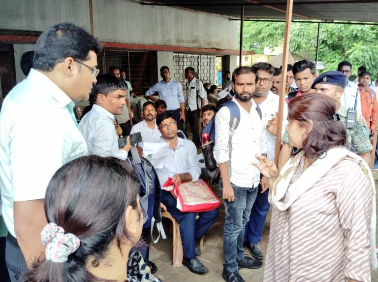 शिक्षक अभ्यर्थियों के काउंसलिंग का डीसी ने किया निरीक्षण।