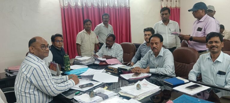अनुमंडल स्तरीय वन अधिकार से संबंधित सभी अधिकारियों की बैठक बुलाई गई है ।