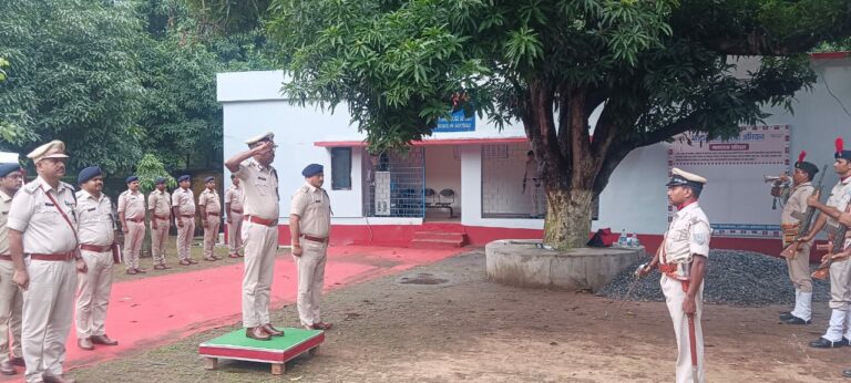 डॉ माइकलराज एस ने अनुमंडल पुलिस कार्यालय के समक्ष गार्ड ऑफ़ ऑनर की सलामी ली।