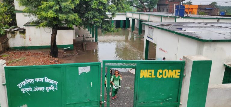 विद्यालय और घरों में पानी घुसने से छात्र- छात्राओं को पठन पाठन करने में और घर वालों को हो रही है परेशानी।