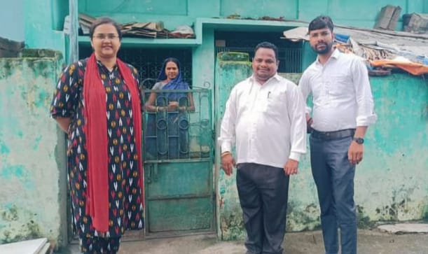 डुमरी बीडीओ अन्वेषा ओना निमियाघाट में मतदाताओं के घर घर जाकर लोगों से मतदाता सूची से सत्यापन किया।