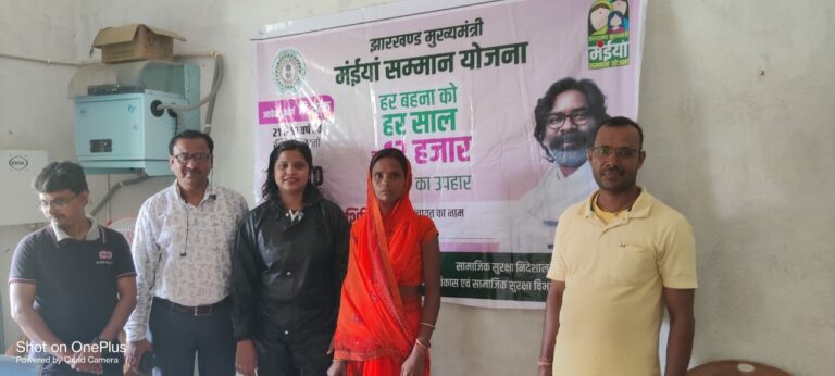 मुख्यमंत्री मंईया सम्मान योजना के आज 3 अगस्त से 10 अगस्त तक लगने वाले शिविर हुआ शुरू ,भारी बारिश के कारण बहुत कम लोग पहुंचे शिविर में ।