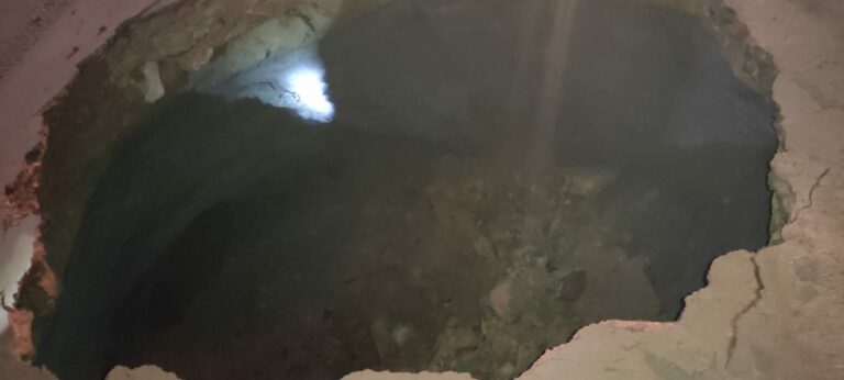 वासरी रोड कथारा में पानी बहाव के कारण बहुत बड़ा खाई हो गया।