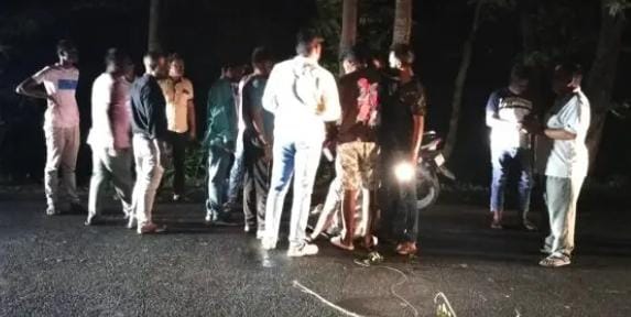 अँधेरी सड़क पर गिरे पेड़ से टकराया मोटरसाईकल युवक घायल।