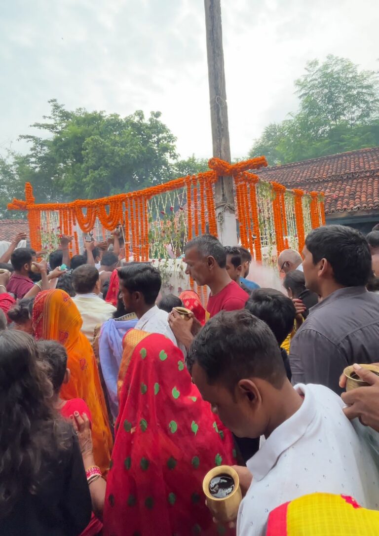 सारठ में दुबे बाबा का वार्षिक पूजा का हो रहा आयोजन, भक्तों में काफी उत्साह।