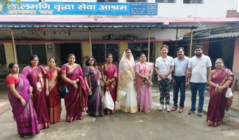 वृद्ध आश्रम में दिया गया महादान।