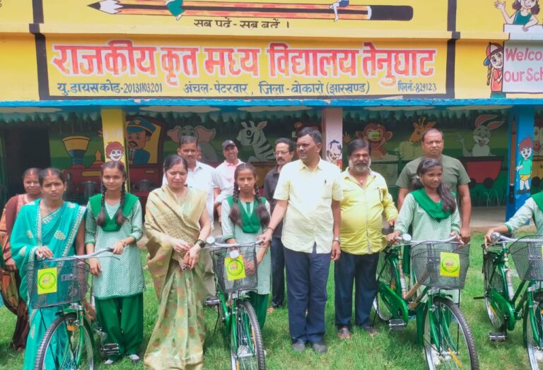 राजकीय कृत मध्य विद्यालय तेनुघाट में गुरुवार को शैक्षणिक सत्र 2023/24 का साइकिल वितरण छात्राओं के बीच किया गया।