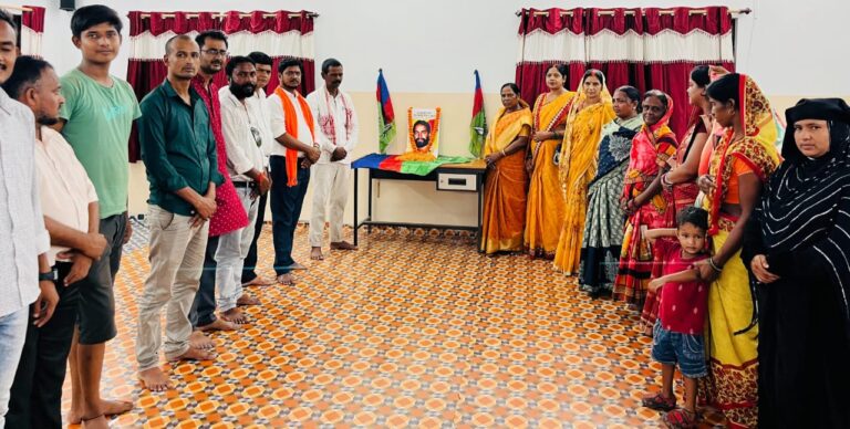 शहीद निर्मल महतो की 37वीं पुण्यतिथि  आजसू पार्टी के डुमरी विधानसभा प्रभारी यशोदा देवी के नेतृत्व में मनाई गयी।