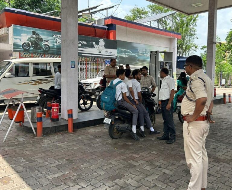 नो हेलमेट नो पेट्रोल… टीम ने किया जागरूक।