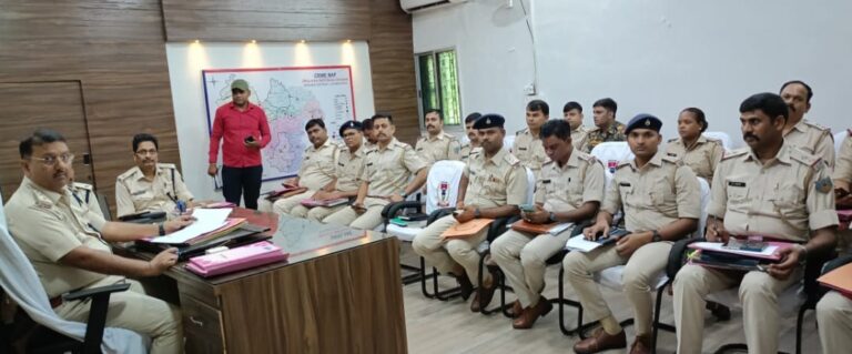 अनुमंडल पुलिस पदाधिकारी की अध्यक्षता में अनुमंडल अंतर्गत सभी अंचल निरीक्षक, थाना प्रभारी एवं ओपी प्रभारी की उपस्थिति में अपराध गोष्टी की गई ।