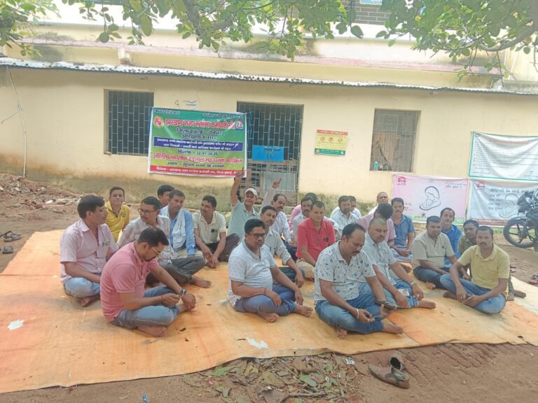 मनरेगा कर्मियों का आंदोलन 21वें दिन भी रहा जारी।