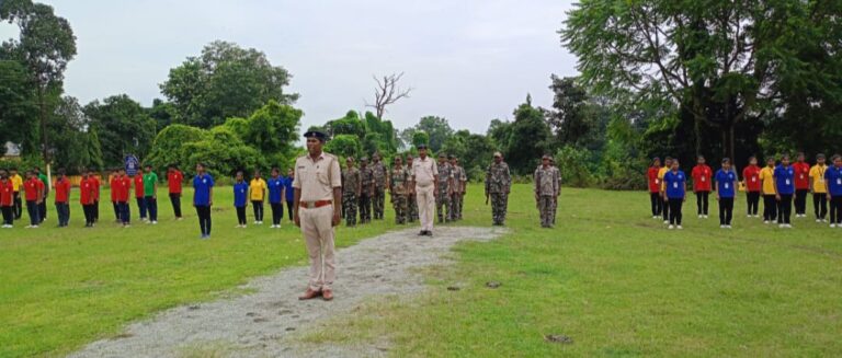 कार्यपालक दंडाधिकारी प्रवीन कुमार एवं तेनुघाट ओपी प्रभारी अजीत कुमार की निगरानी में पूर्वाभ्यास पैरेड किया गया ।