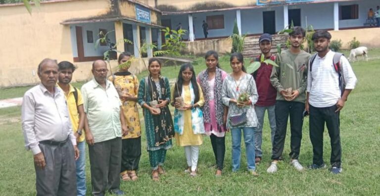 एक पेड़ मां के नाम अभियान के तहत तेनुघाट महाविद्यालय में सोमवार को पौधरोपण किया गया ।