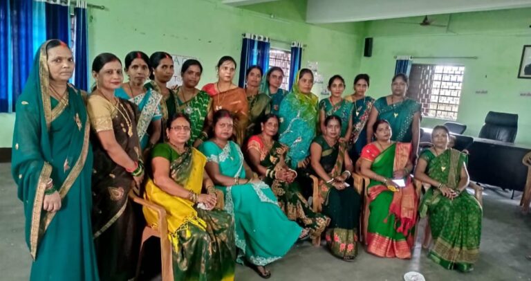 तेनुघाट पंचायत भवन में महिलाओं के द्वारा सावन महोत्सव का आयोजन किया गया ।