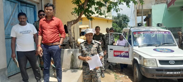 अफीम तस्कर के यहां पथलगड़ा पुलिस ने इश्तहार चिपकाए।