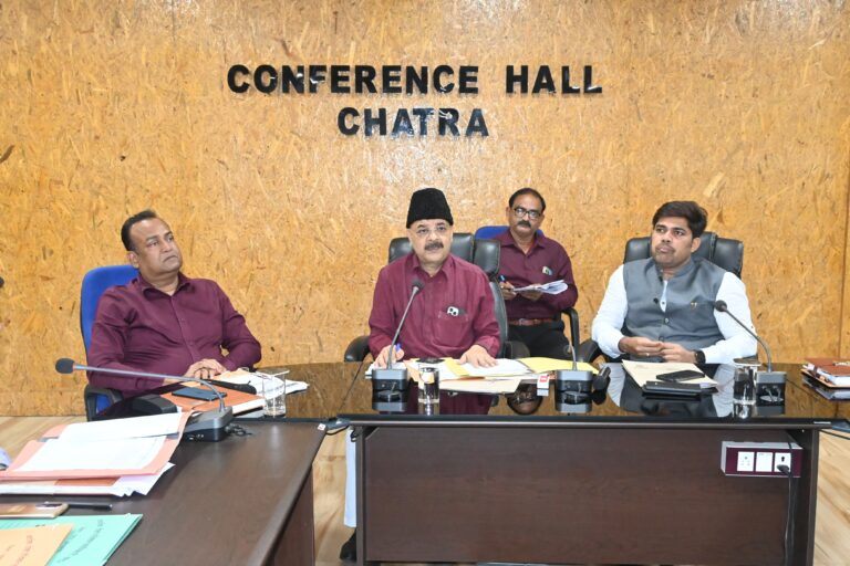 झारखण्ड राज्य अल्पसंख्यक आयोग के उपाध्यक्ष शमशेर आलम ने जिले के अधिकारियों संग किया बैठक।