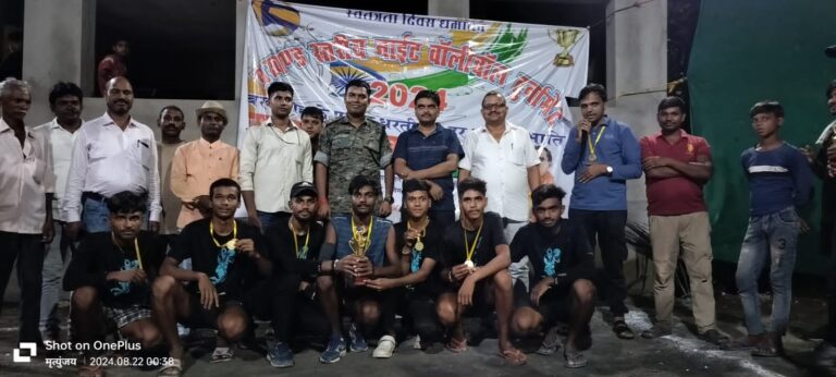 प्रखंड स्तरीय नाइट वॉलीबॉल टूर्नामेंट फाइनल मैच में विजेता ए टीम कुब्बा जीत दर्ज की