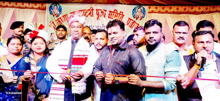 प्रतापपुर/चतरा : राज्य के माननीय मंत्री श्री सत्यानन्द भोगता जी ने श्रीकृष्ण जन्माष्टमी के अवसर पर आयोजित सांस्कृतिक कार्यक्रम का किया शुभारंभ
