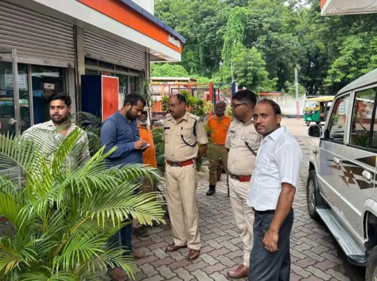 नो हेलमेट नो पेट्रोलः टीम ने किया जागरूक कहा- नियम का पालन नहीं करने पर होगी कार्रवाई