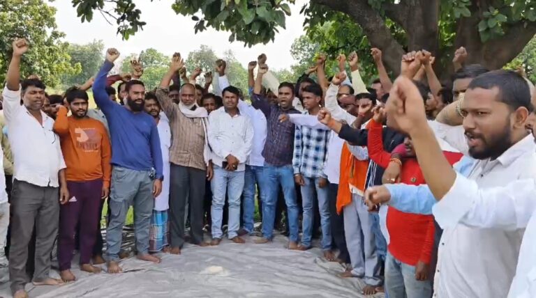 रैयत विस्थापित मोर्चा के बैनर तले आगामी 16 अगस्त को शिवपुर साइडिंग लोडिंग कार्य को अनिश्चितकालीन बंदी को रूपरेखा को लेकर रणनीति बनाई गई।