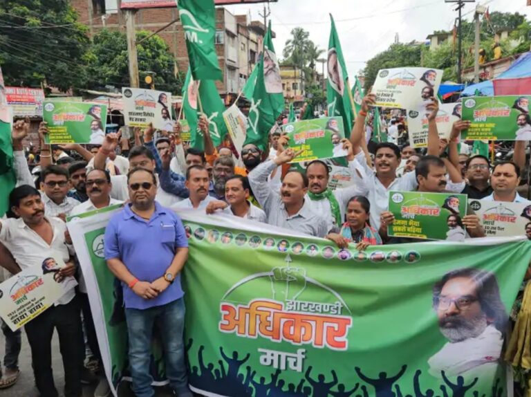 झामुमो ने निकाला अधिकार मार्च: केंद्र सरकार के खिलाफ की नारेबाजी, 2 करोड़ युवाओं को रोजगार देने का मांगा जवाब