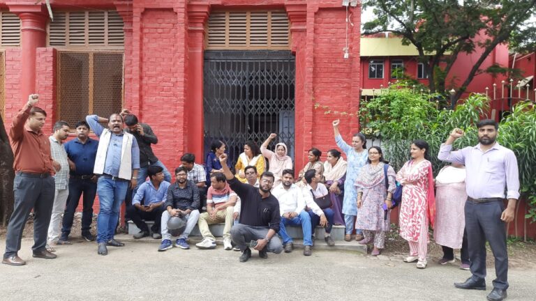 राँची विवि के अतिथि सहायक प्राध्यापक लंबित मानदेय के भुगतान एवं नीड बेस्ड में समायोजन की माँग को ले आज से अनिश्चित कालीन धरना प्रदर्शन पर